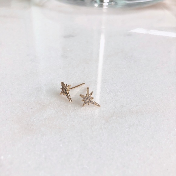 ✨star shaped stud earrings ✨ - Picture 3 of 7